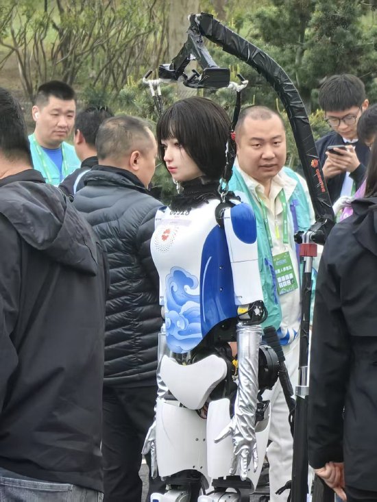 98策略 机器人马拉松今日开跑，唯一参赛女性人形机器人现身