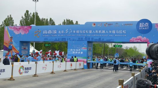 启远网  机器人马拉松现场，真人与机器人比拼速度