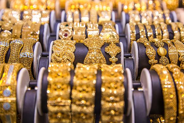 维海配资 金价回调，部分品牌金饰价格跟跌！上车还是离场？